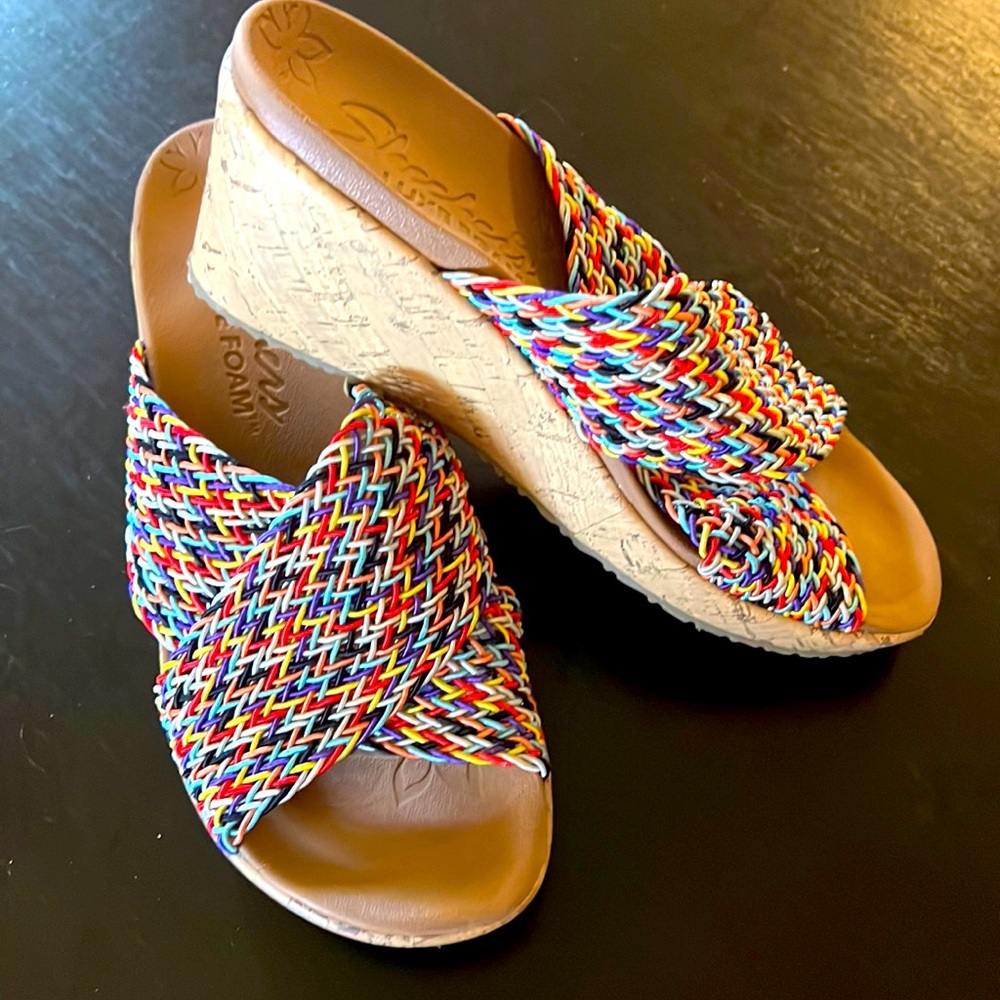 Sketchers luxe foam sandals. No visible size. I believe a 4-5